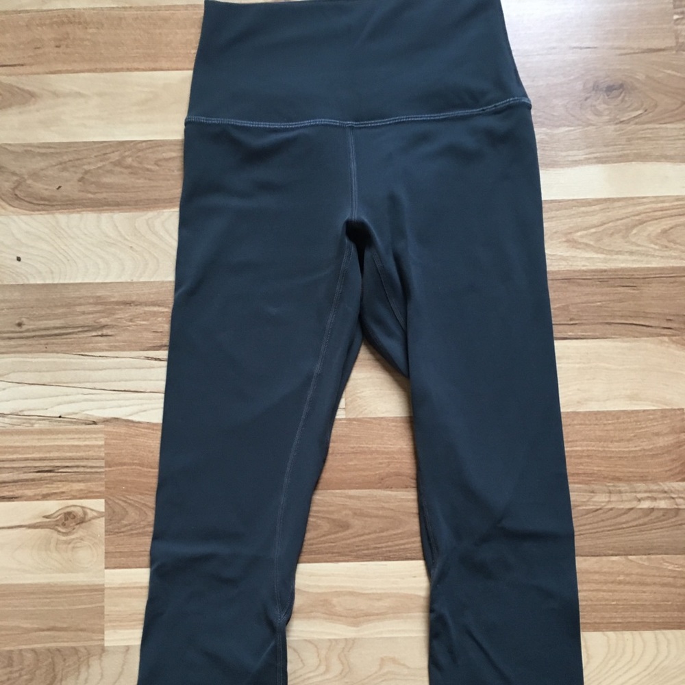 SOLD - Lululemon Align 21“ crops size 4